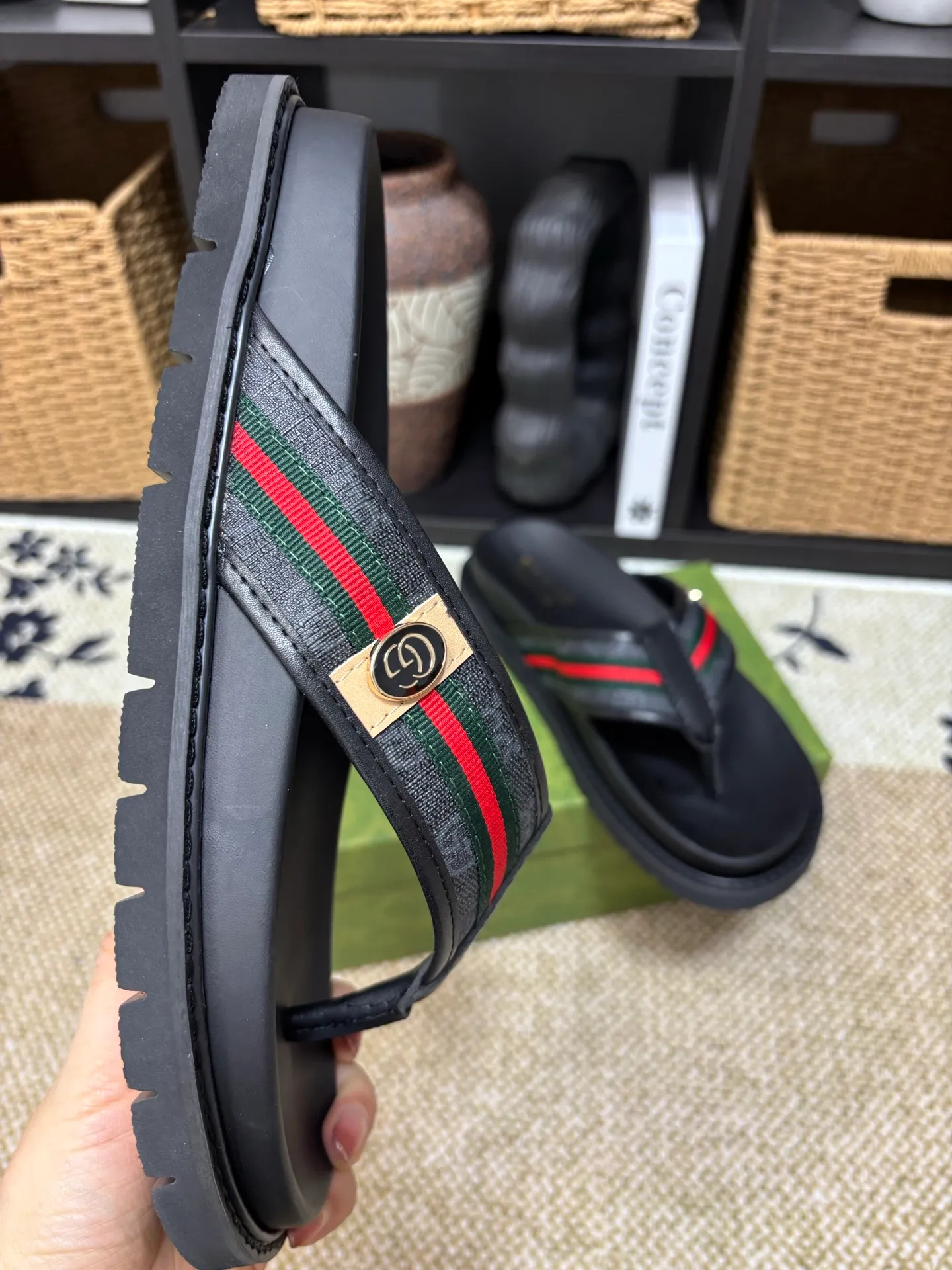 Factory 💰 300 yuan Gucci slippers] high-end men's shoes brand official website 1:1 latest masterpiece: original mold customization, the fabric is made of imported original materials, upgraded outsole, lighter and non-slip. The market's top quality, simple yet tasteful, a must-have for fashionistas, fashionable at your feet, full of confidence, the same style at the counter 👍The season of summer slippers is here. Code: 38-45 (45 customized)
